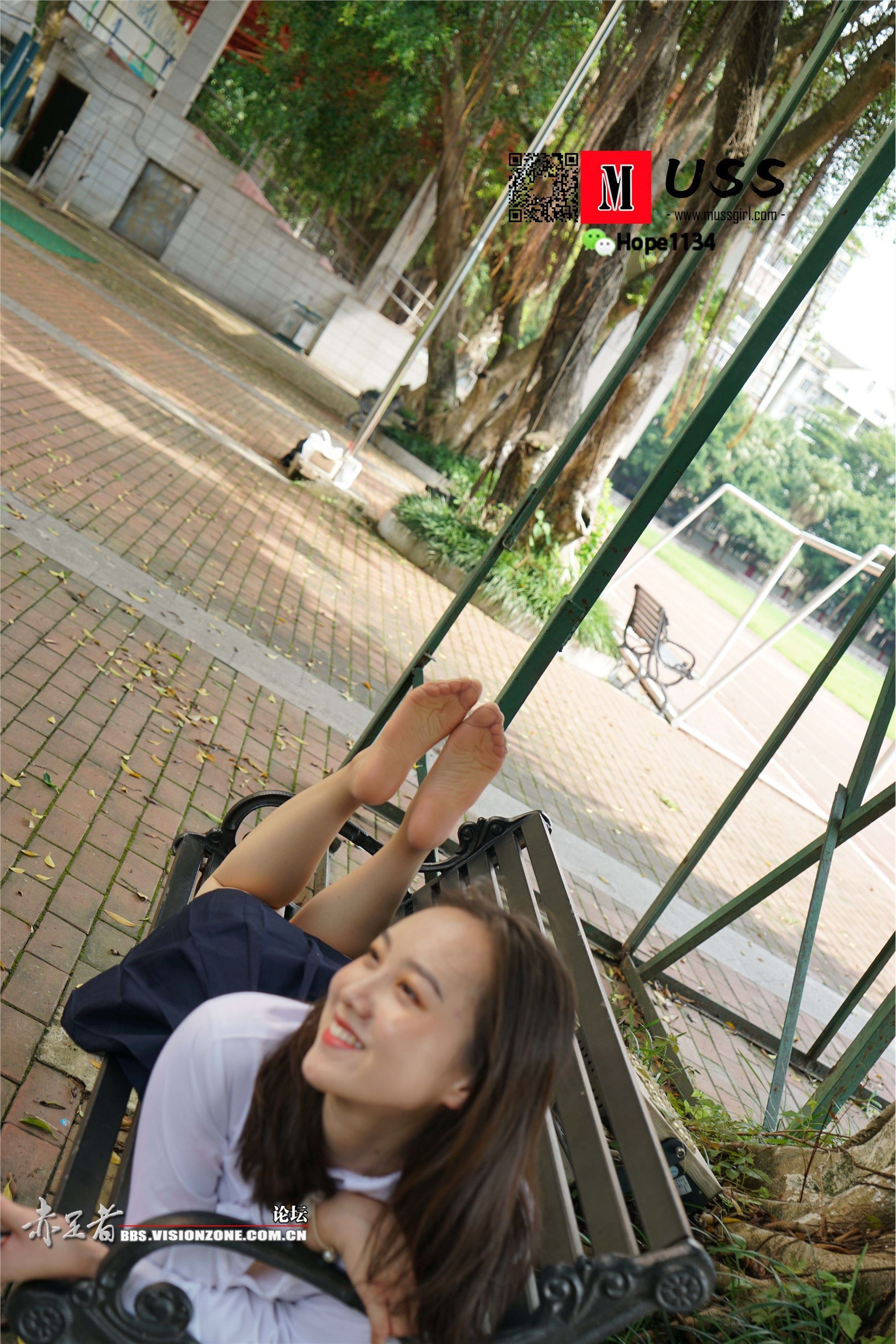 MussGirl慕丝女郎  NO.073 美女老师红红的超薄丝袜嫩足